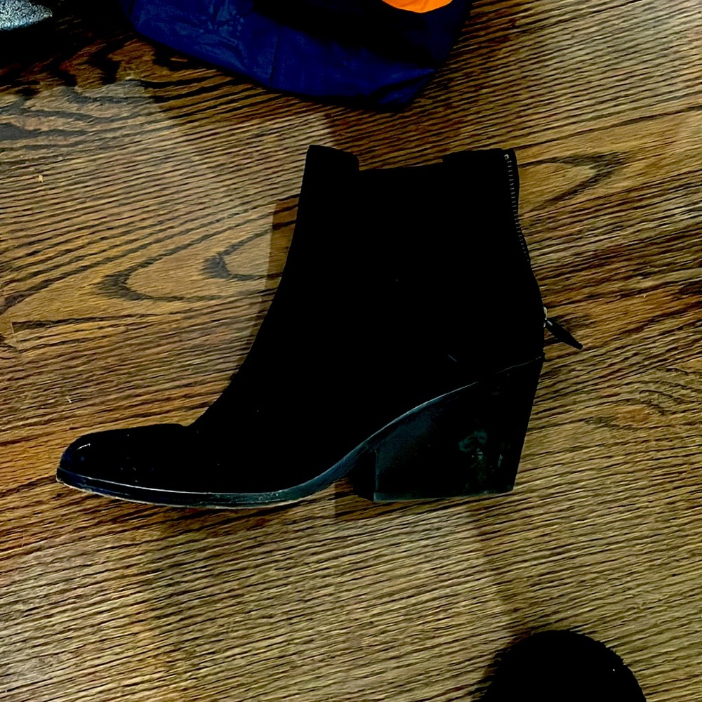 Stylish perfect condition suede booties. Very comfortable